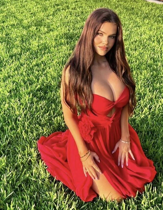 De gros seins dans une robe de robe serrée seins seins de branlette