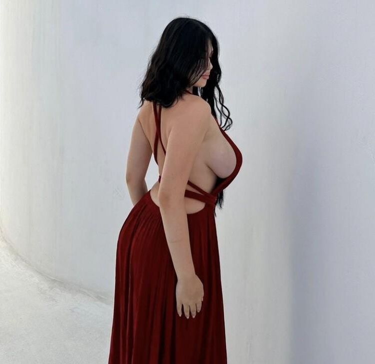 De gros seins dans une robe de robe serrée seins seins de branlette