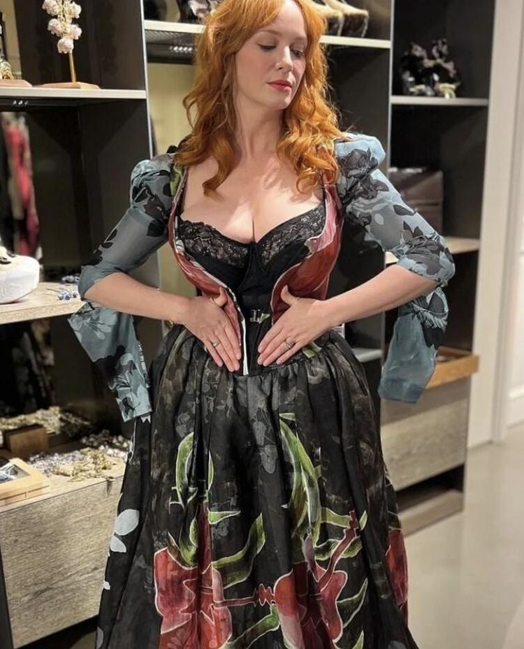 De gros seins dans une robe de robe serrée seins seins de branlette
