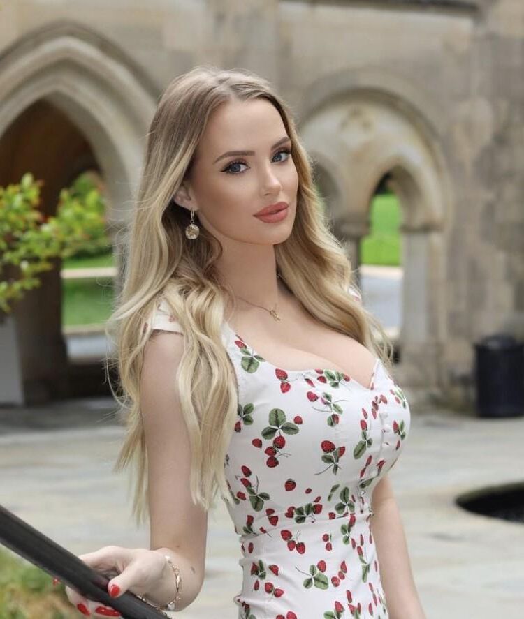 De gros seins dans une robe de robe serrée seins seins de branlette