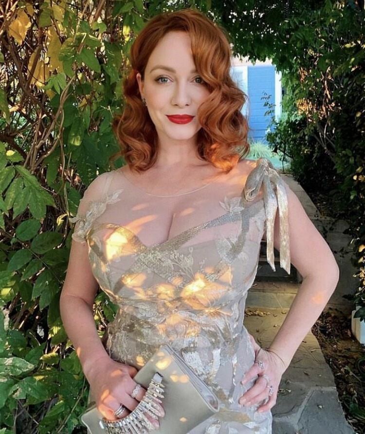 De gros seins dans une robe de robe serrée seins seins de branlette