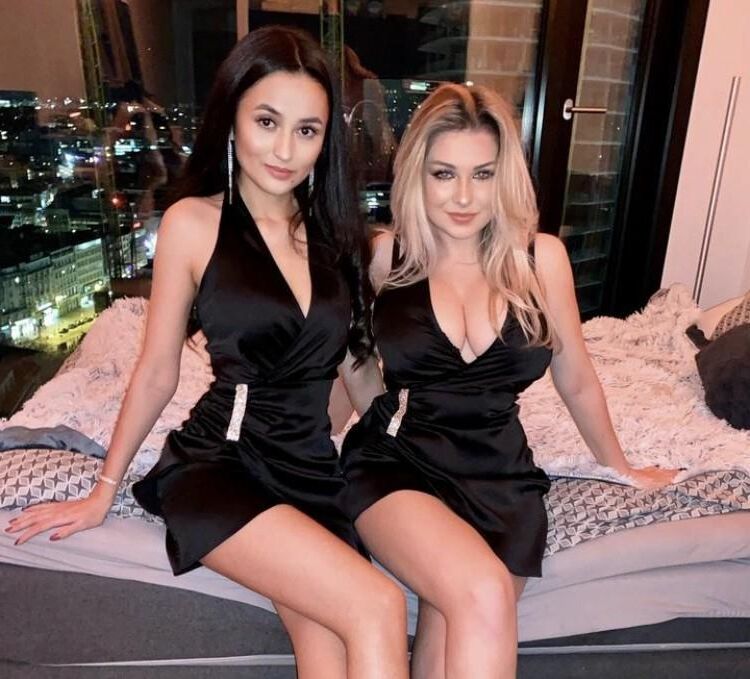 De gros seins dans une robe de robe serrée seins seins de branlette