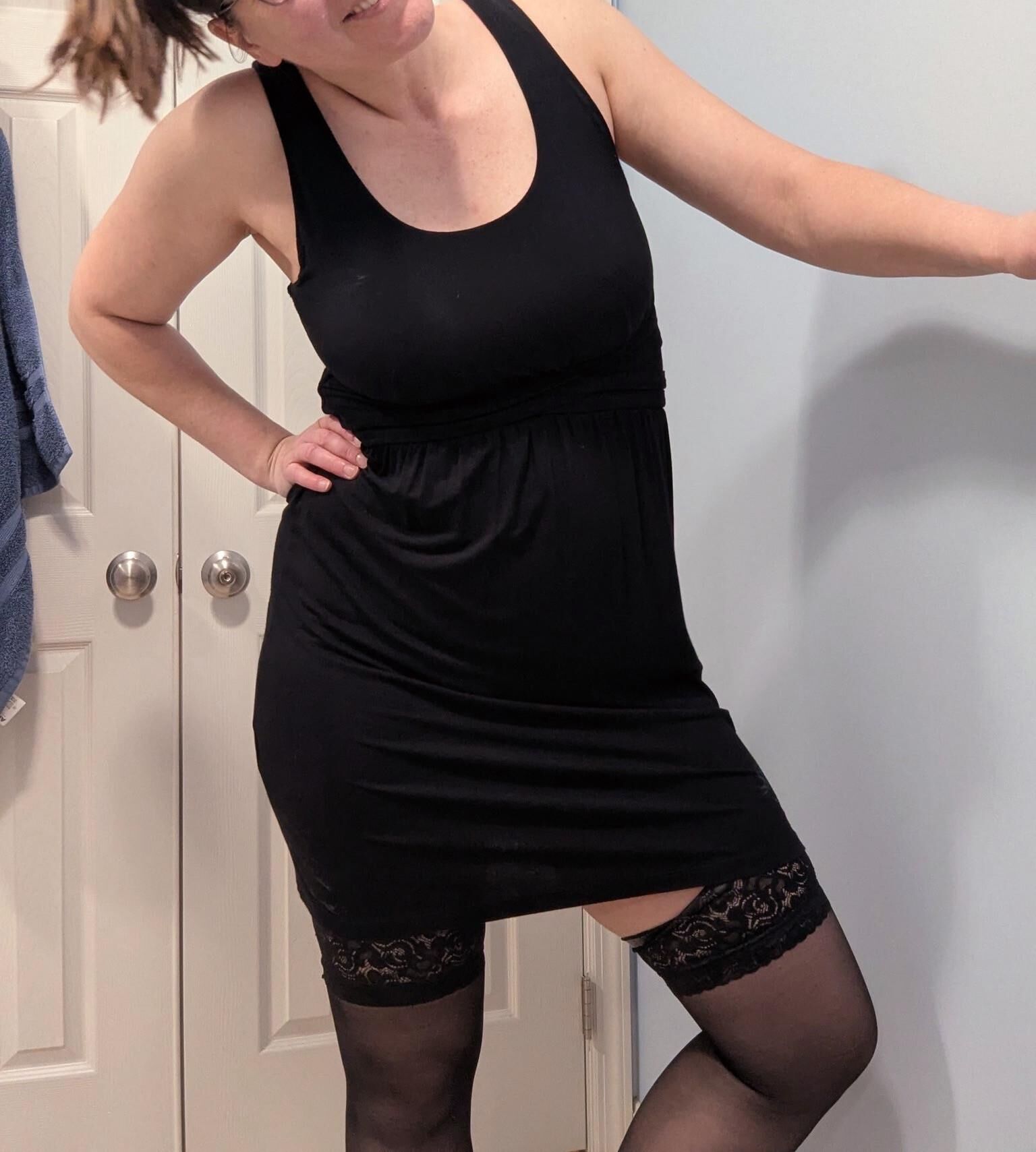 Sexy Frau und ein schwarzes Kleid