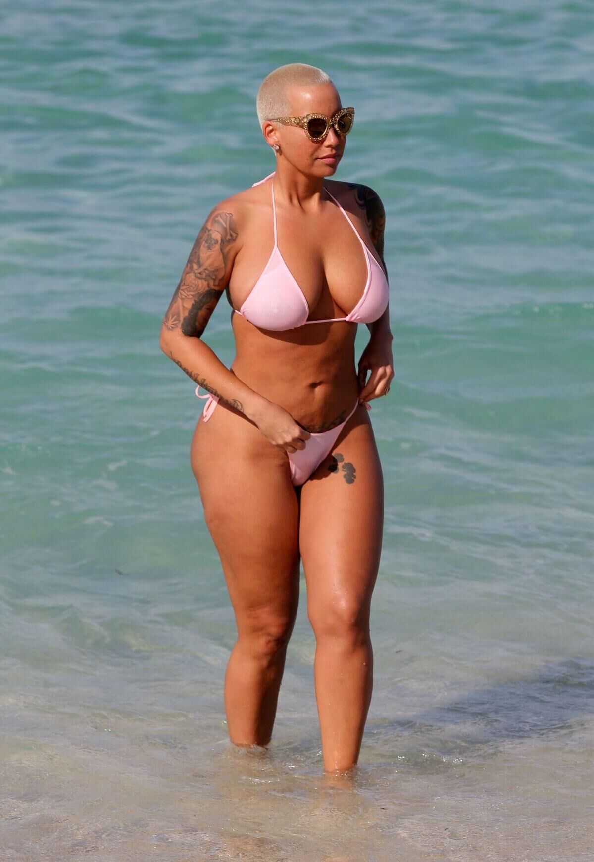 Amber Rose in Bikini an einem Strand in Miami