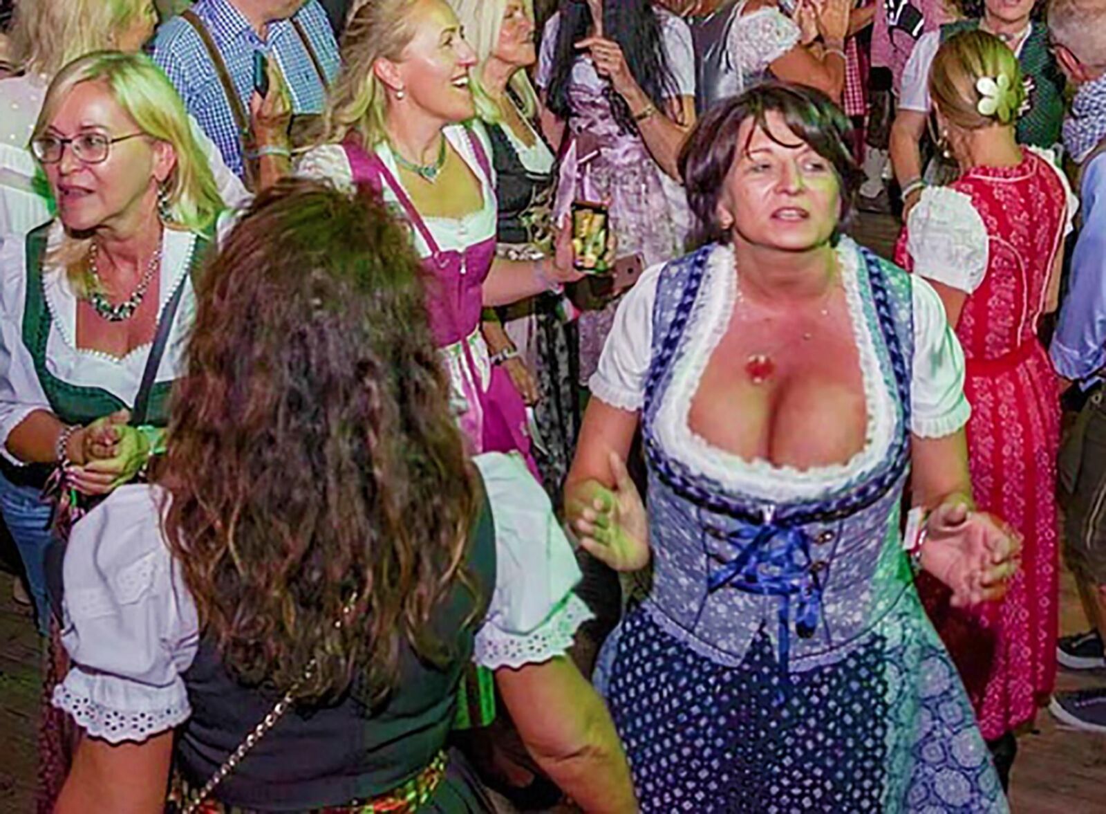 Fesche Madln im Dirndl ZumiHundertachtundneuzigste`n