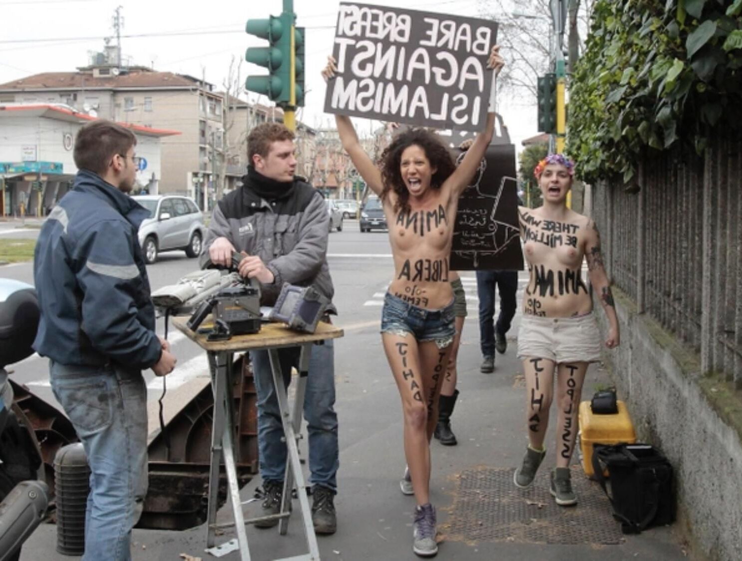 Nous ne nous soucions pas de votre protestation. 