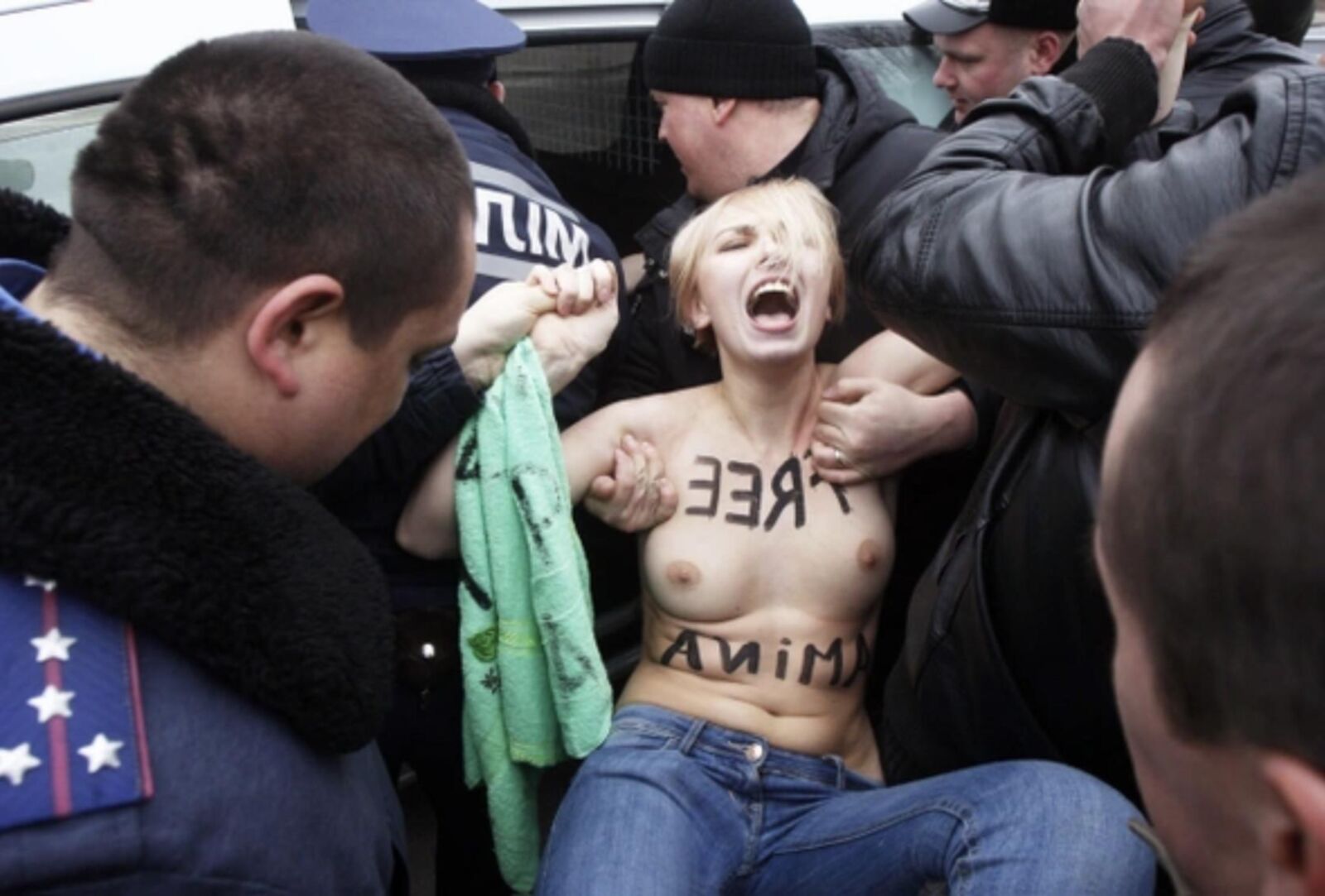 Nous ne nous soucions pas de votre protestation. 