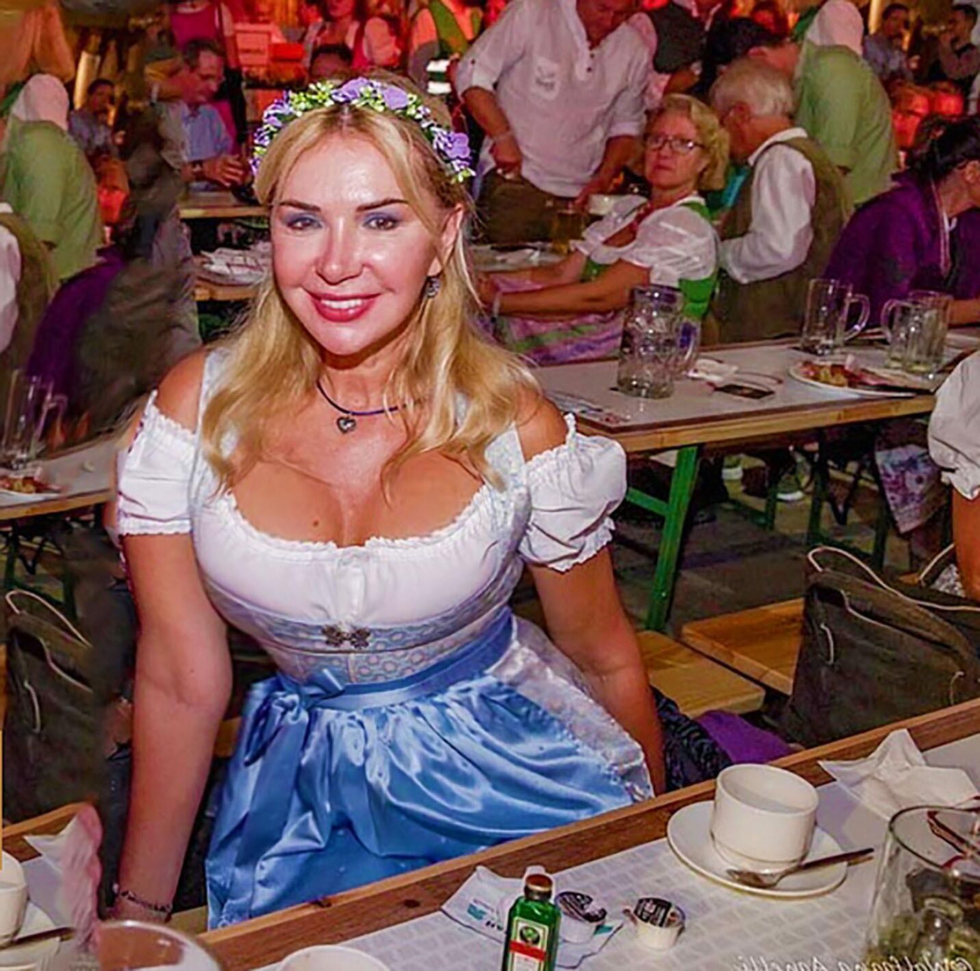 Fesche Madln im Dirndl ZumiHundertachtundneuzigste`n