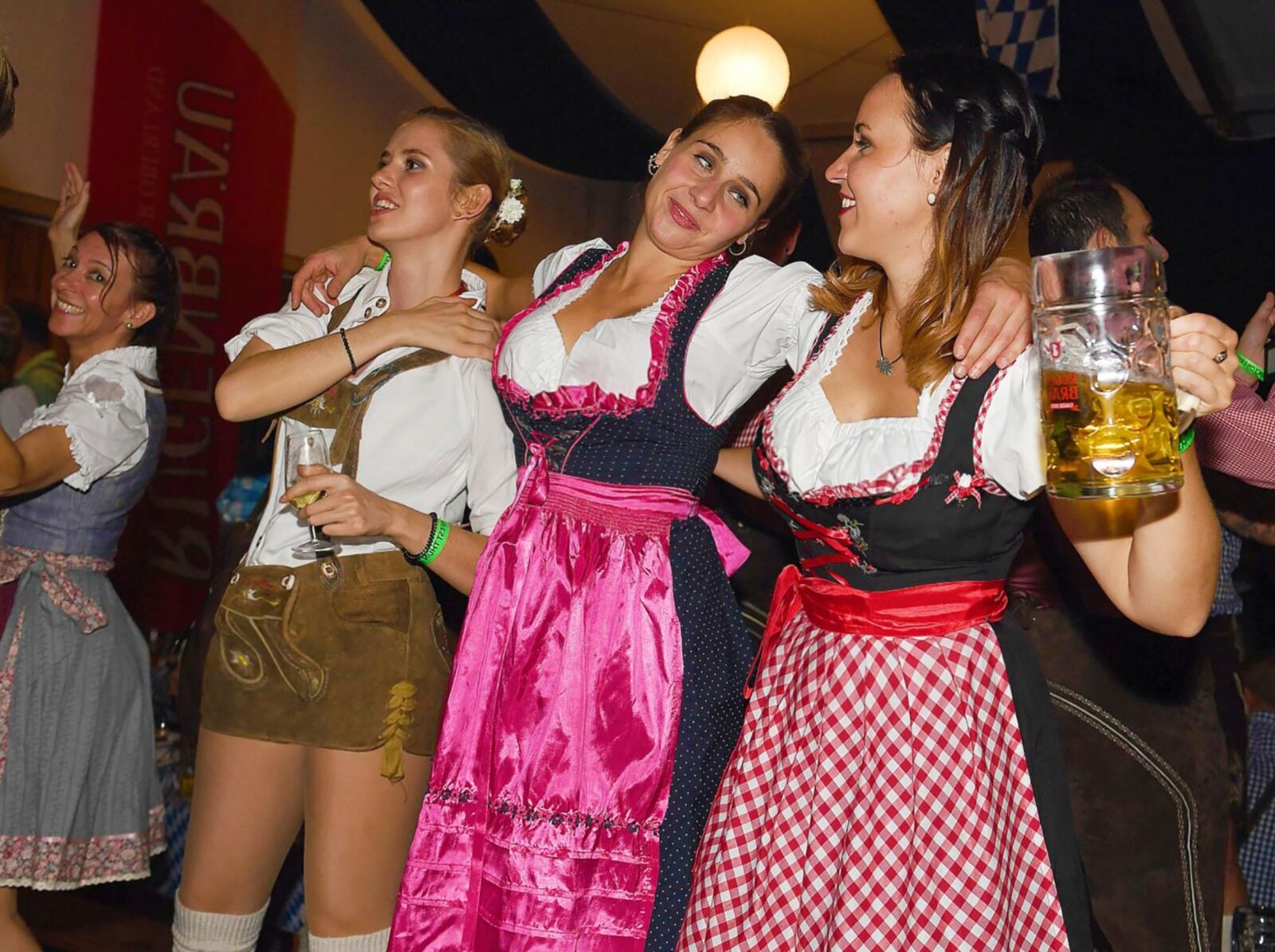 Fesche Madln im dirndl Zum dreihundertachtundneuzigste`n