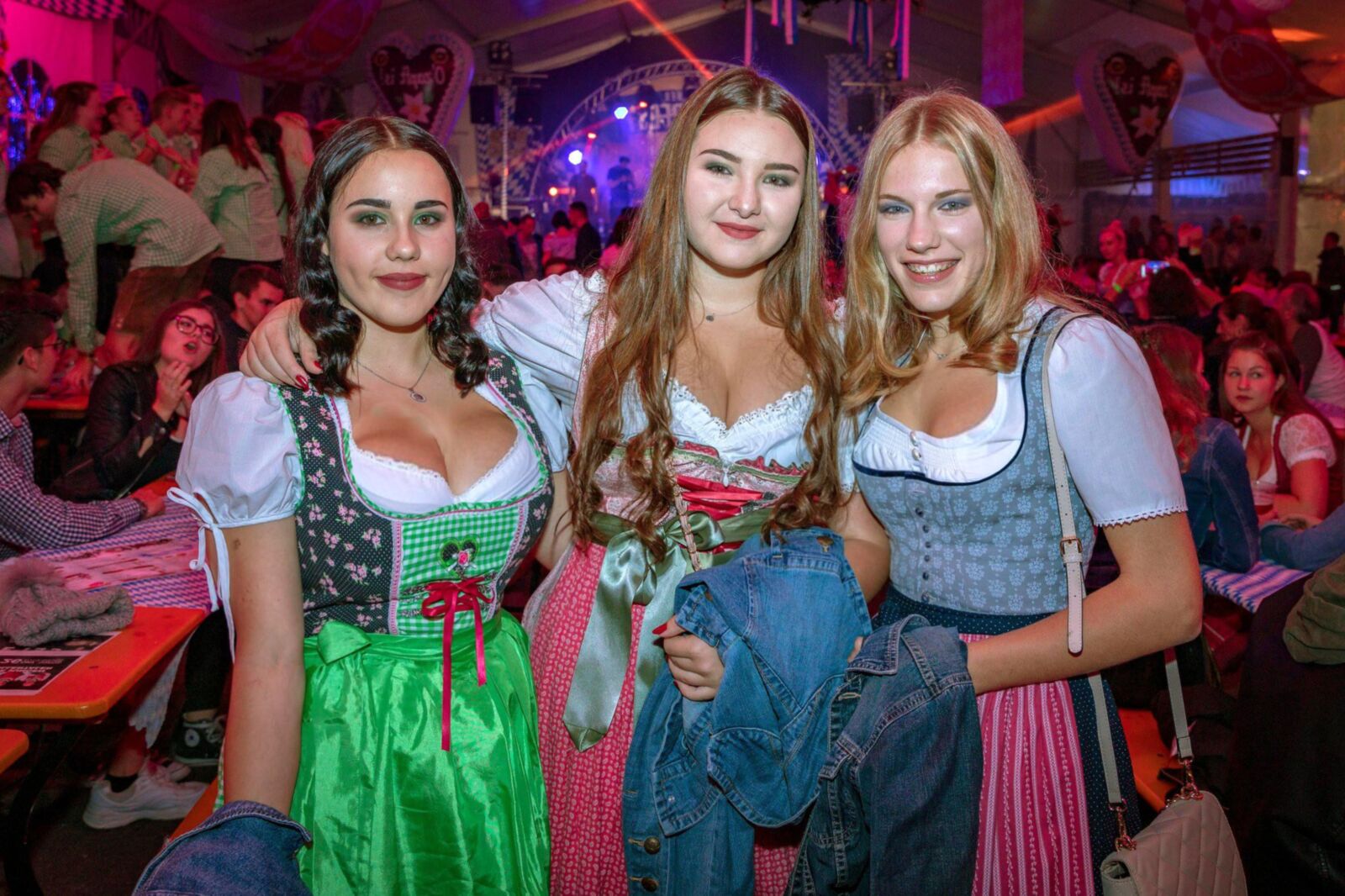 Fesche Madln im Dirndl ZumiHundertachtundneuzigste`n