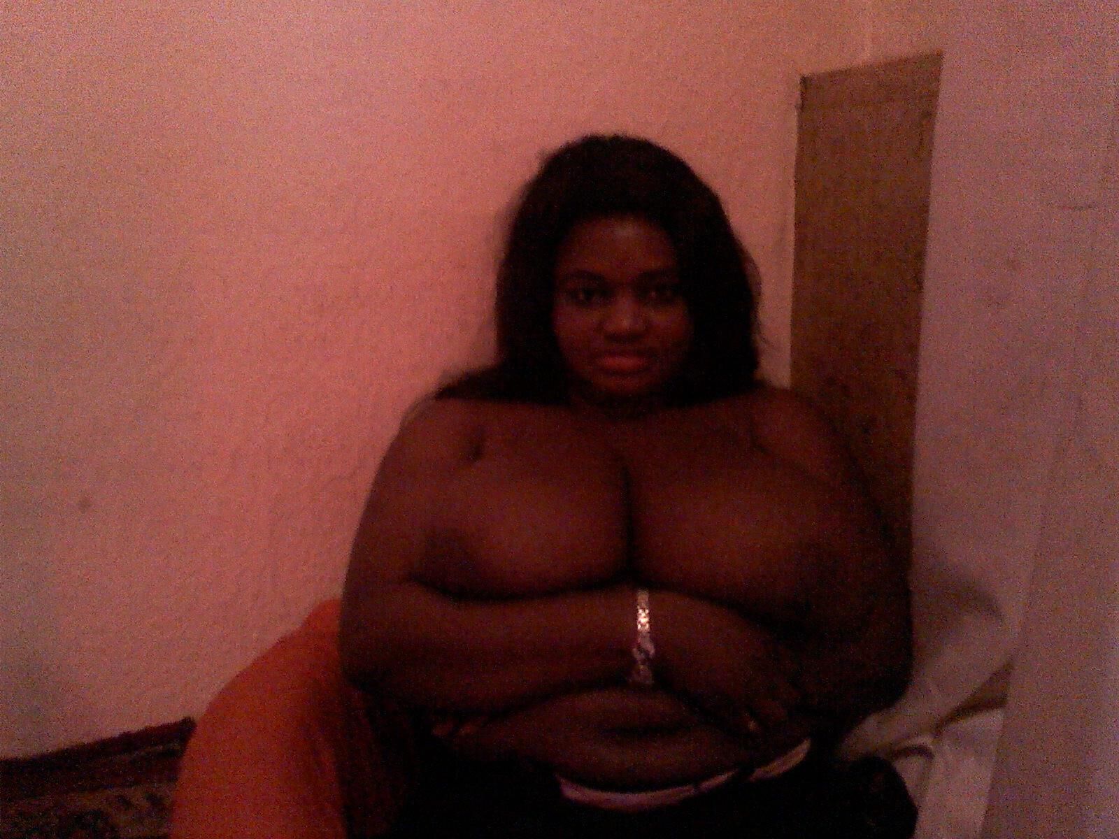 Jenny African con enormes tetas naturales