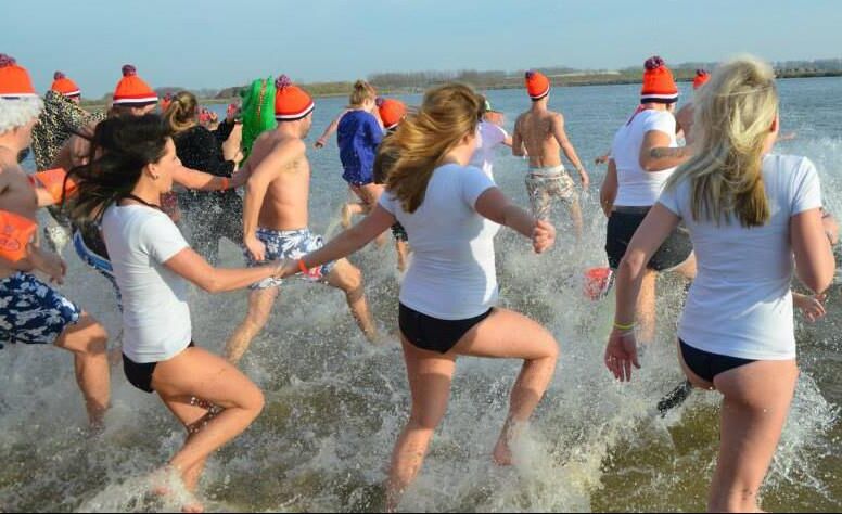 Neujahrstauchgänge in den Niederlanden verschiedene