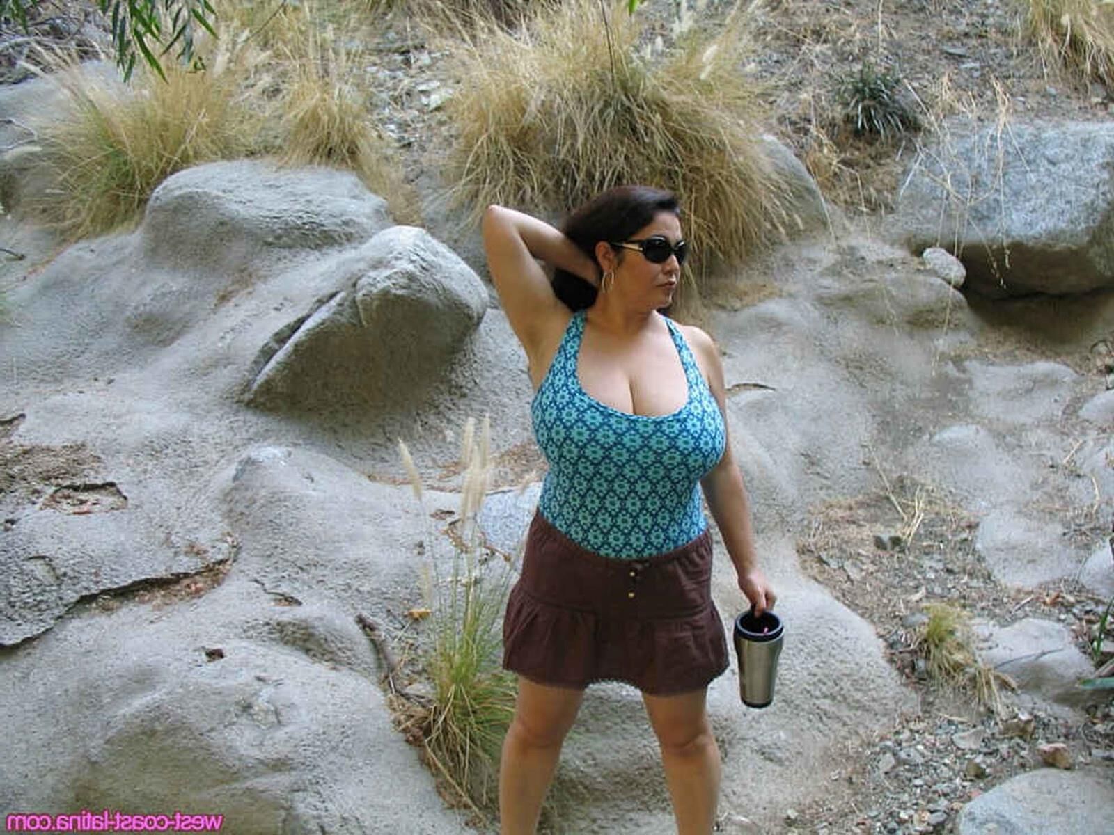 Dulcea Mexikanische Latina Busty Schönheit auf einer Wildniswanderung