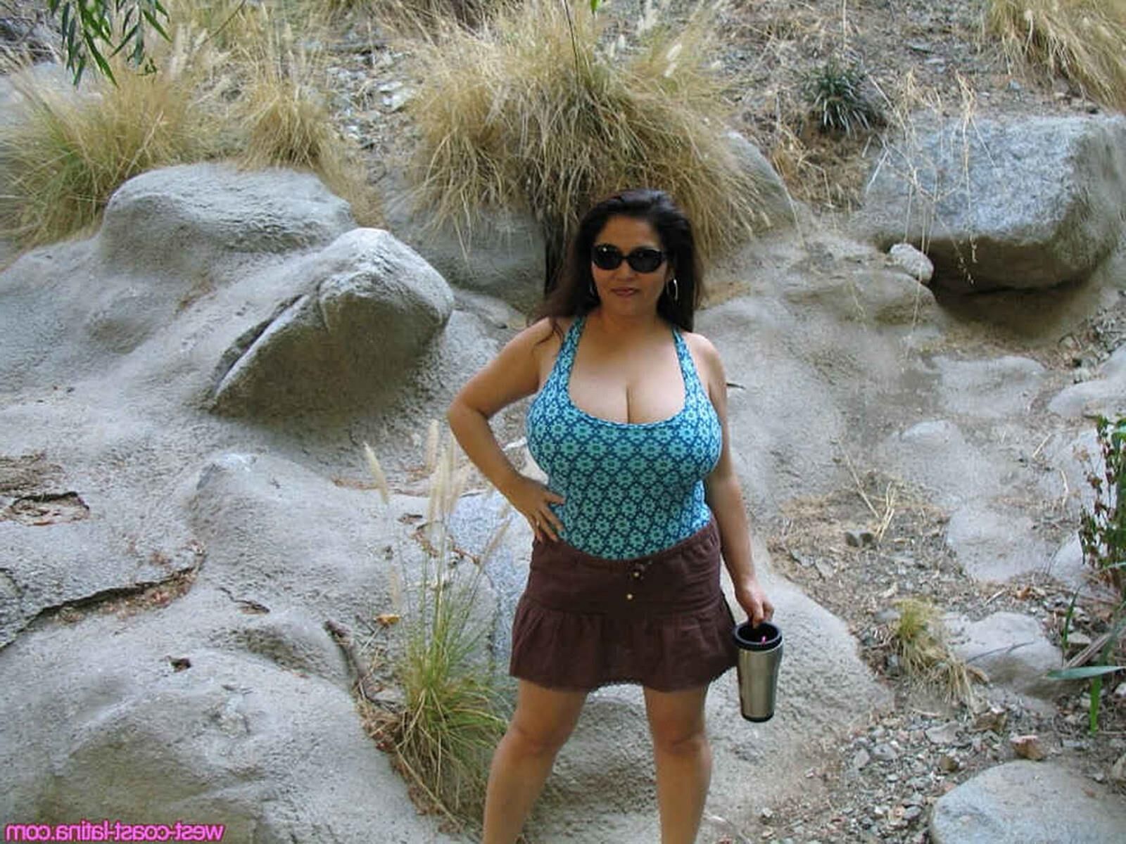 Dulcea Mexikanische Latina Busty Schönheit auf einer Wildniswanderung