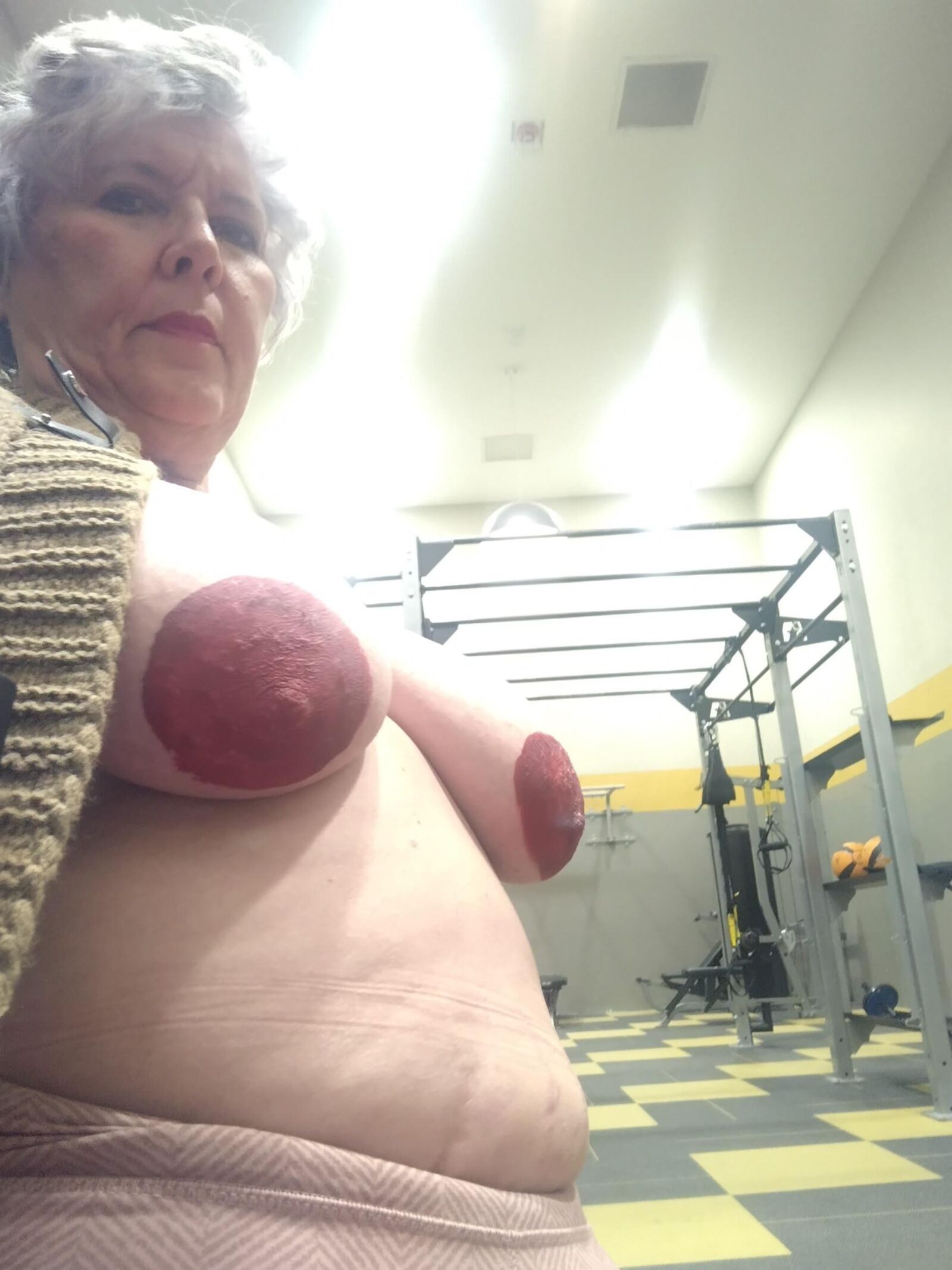 巨大な乳輪（私はそれらをハンバーガーパンと呼んでいます）