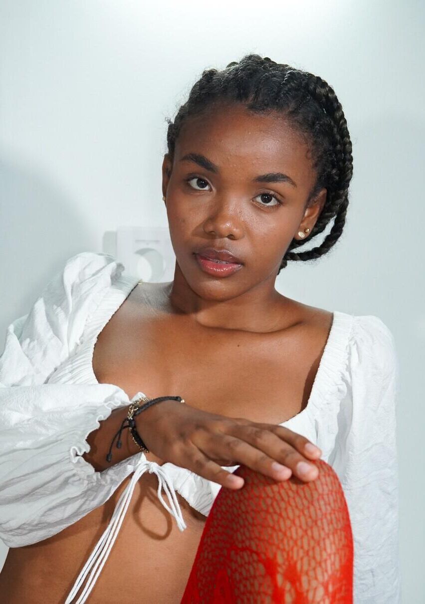 Busty Ebony Teen mit einer haarigen Muschi Charlotte R.