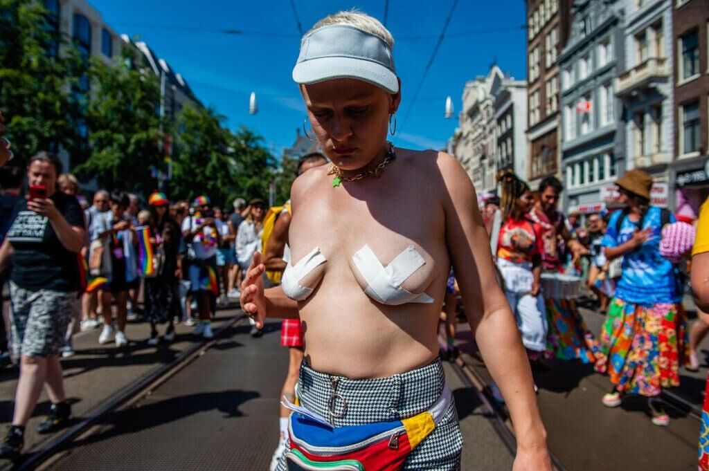 Befreie die Brustwarzen