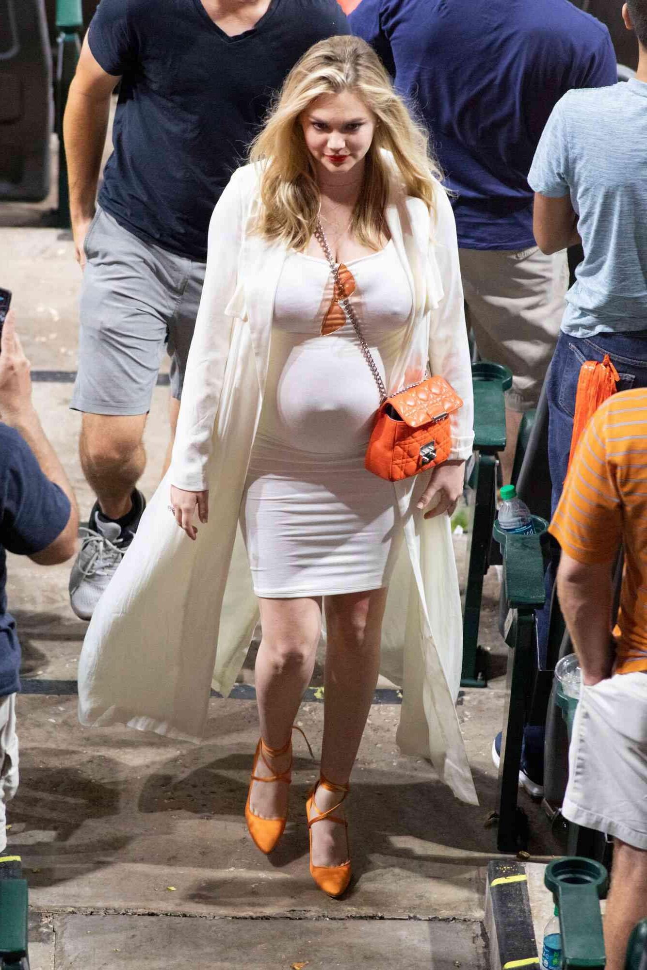 Busty MILF Kate Upton