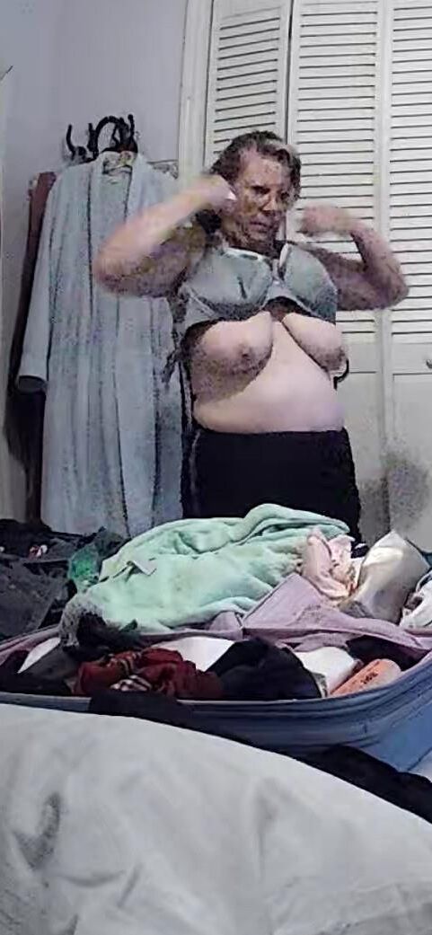 Espionne sur une femme plus âgée