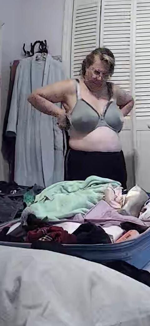 Espionne sur une femme plus âgée