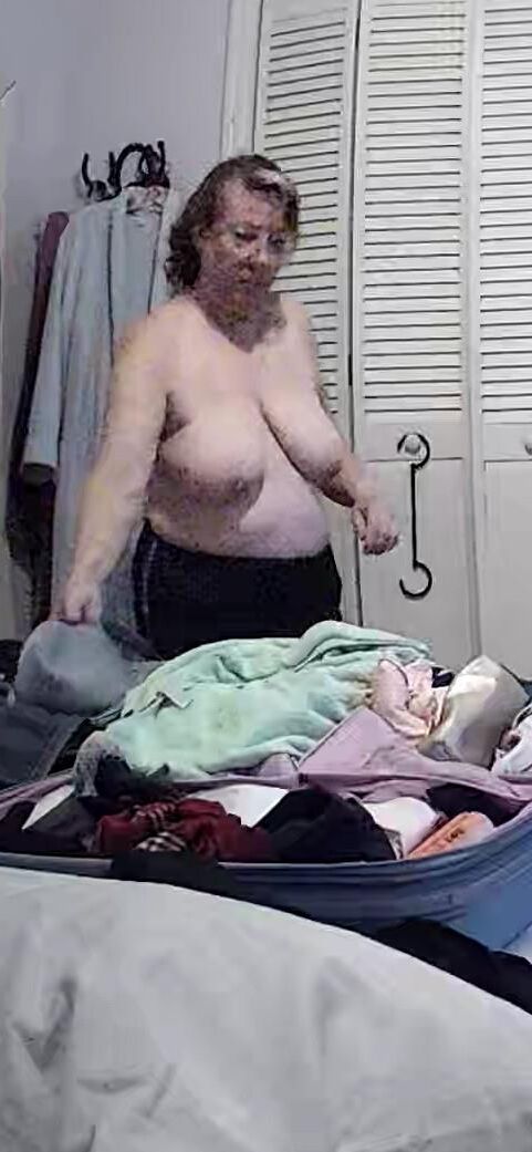 Espionne sur une femme plus âgée