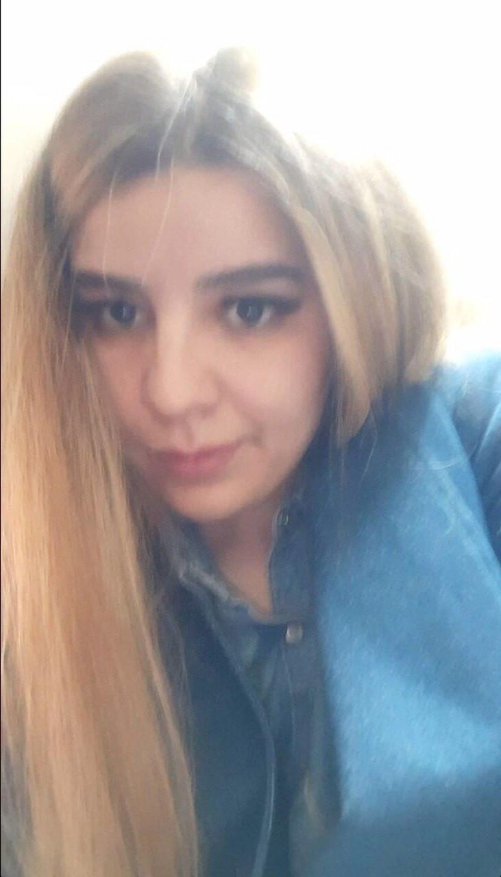 シェーブ猫を持つイランの少女