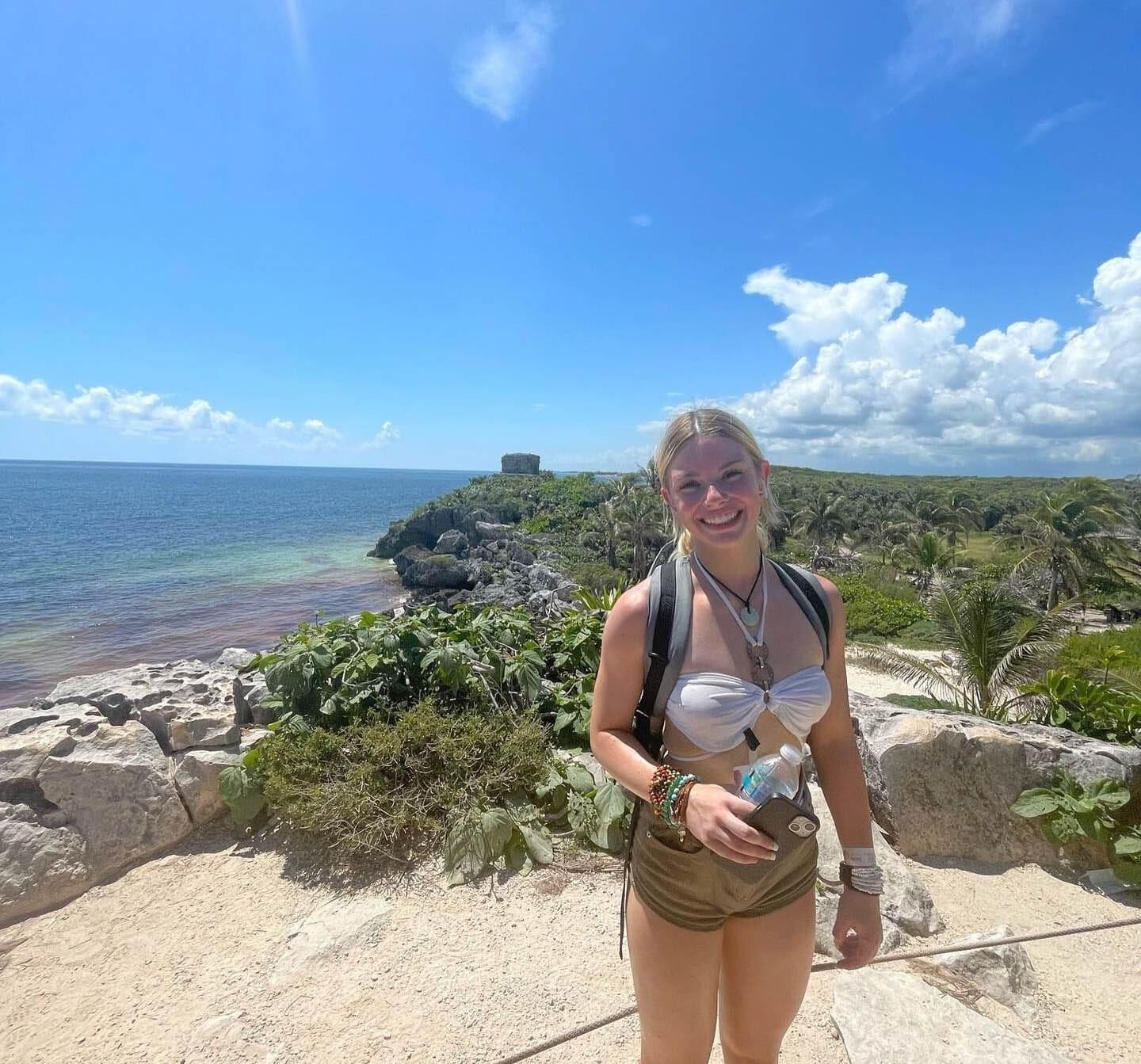 Jovem estudante Kylee expõe seus buracos.