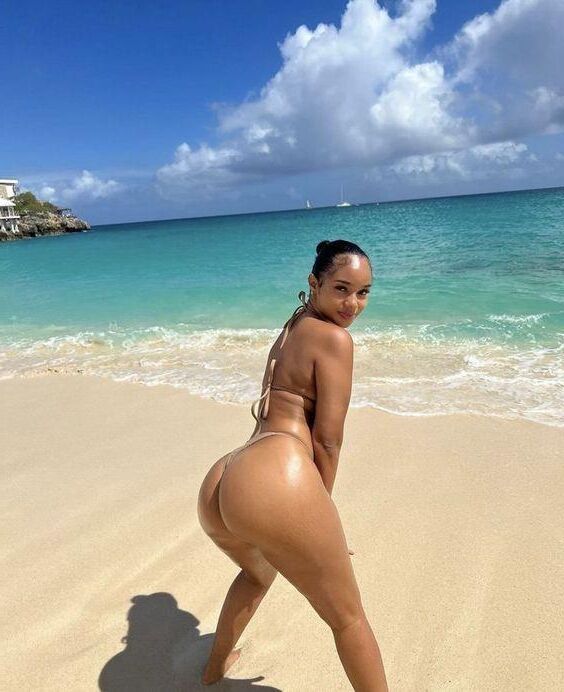 Black girls in bikini 