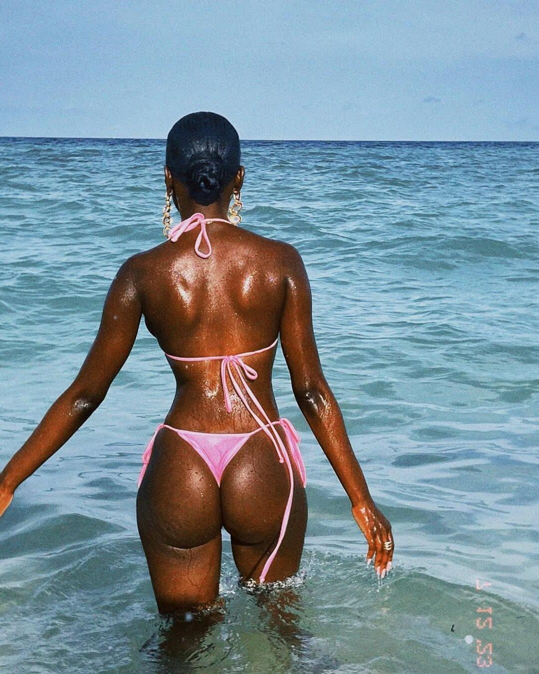 Black girls in bikini 
