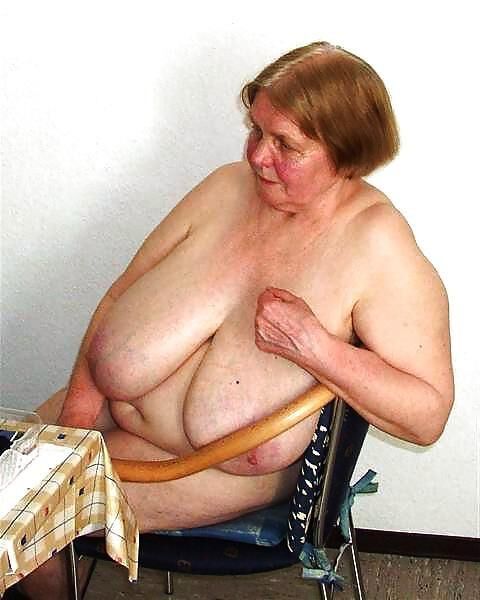 Aficionado con tetas extremadamente enormes
