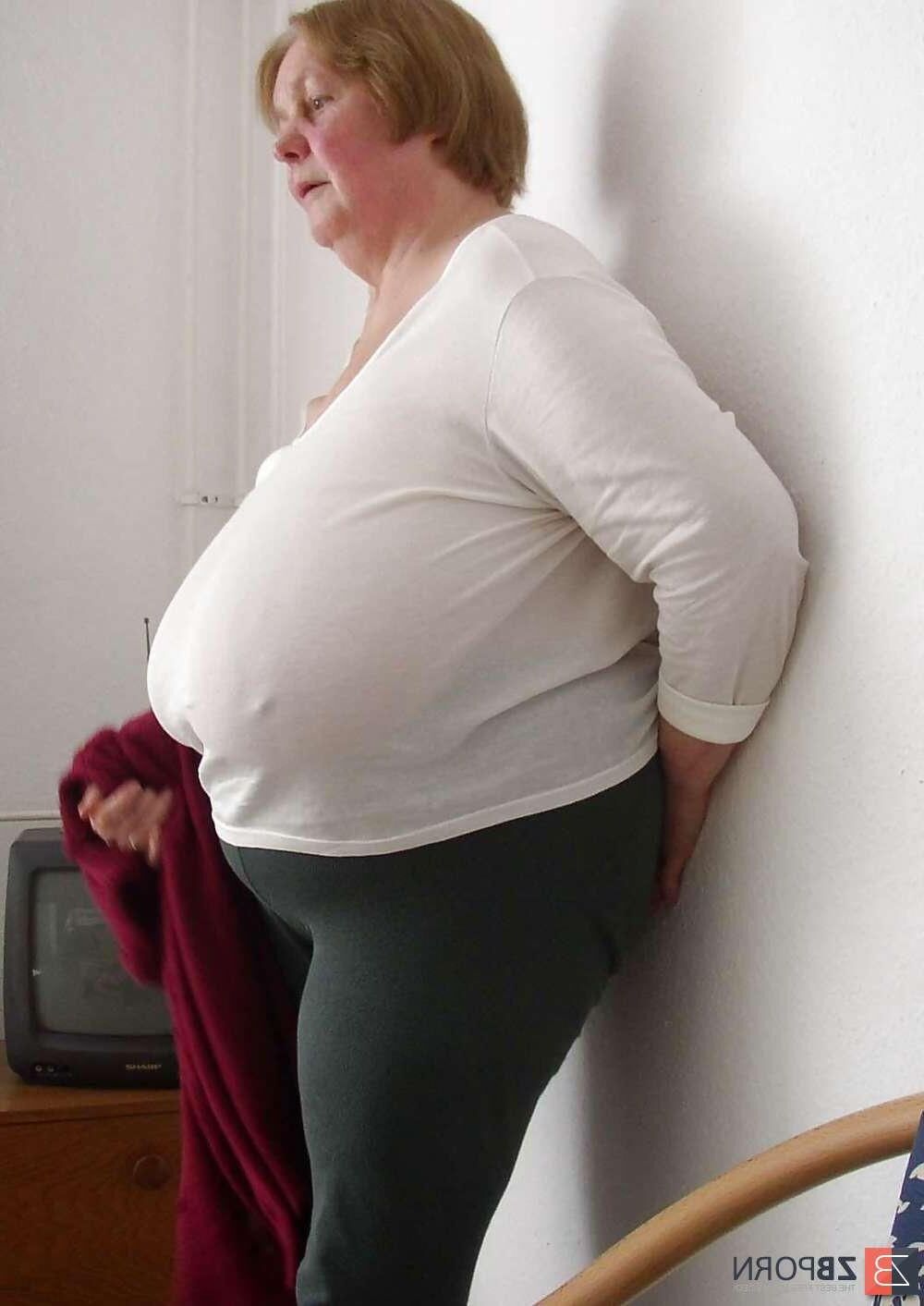 Aficionado con tetas extremadamente enormes
