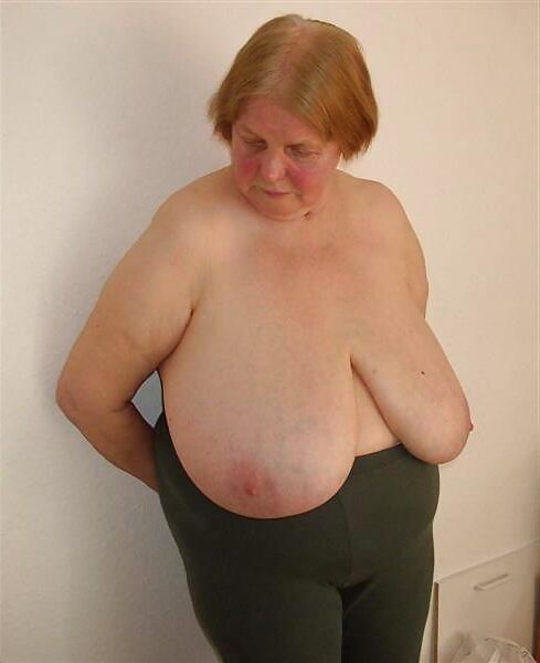 Aficionado con tetas extremadamente enormes