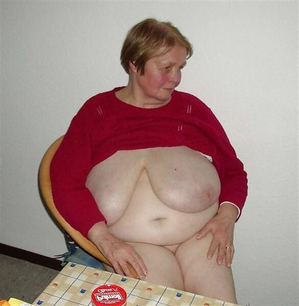 Aficionado con tetas extremadamente enormes