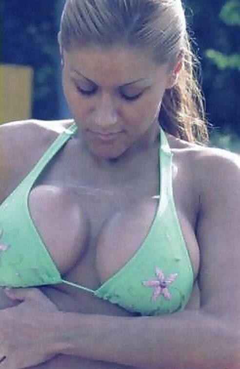 短いフィットと巨乳