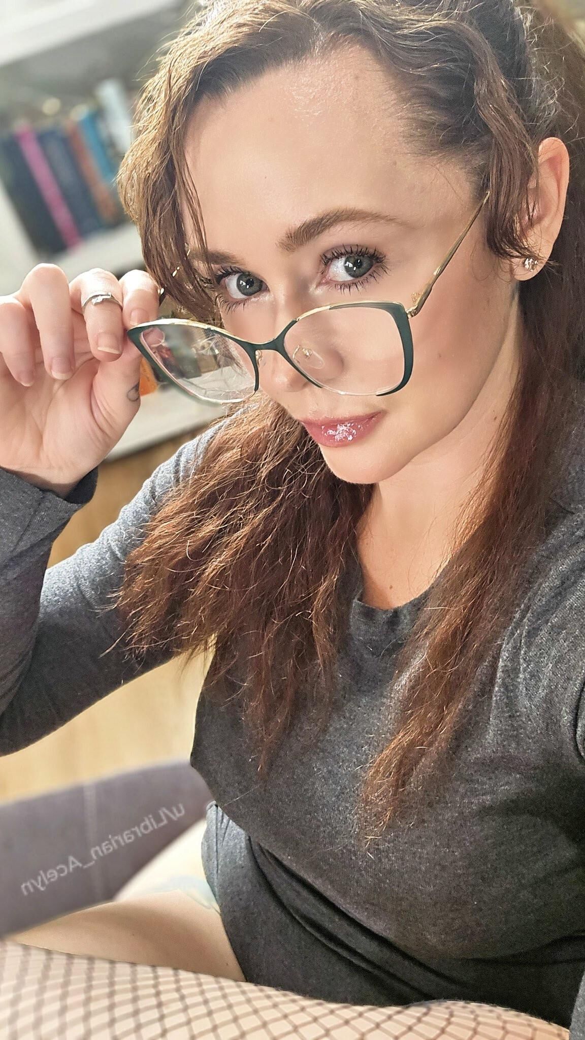 Aceliyn Bibliotecário Big Mords Sexy MILF com óculos mistas