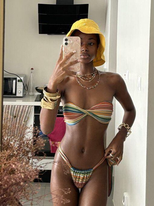 Black girls in bikini 
