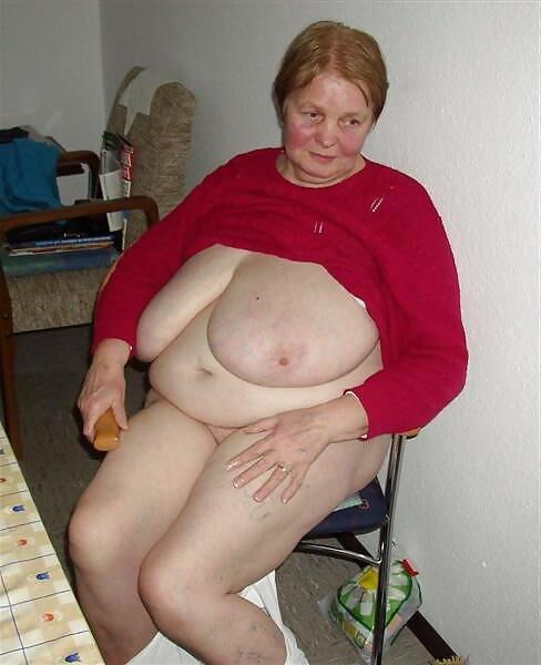 Aficionado con tetas extremadamente enormes