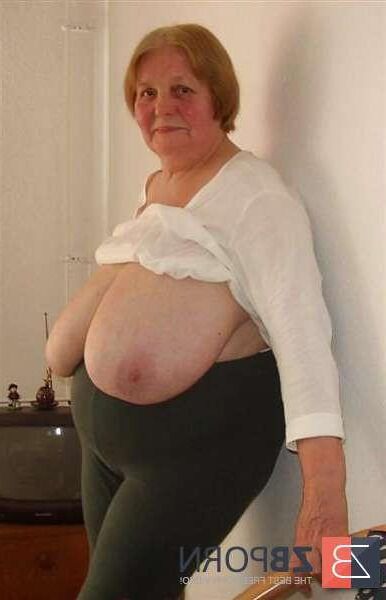 Aficionado con tetas extremadamente enormes