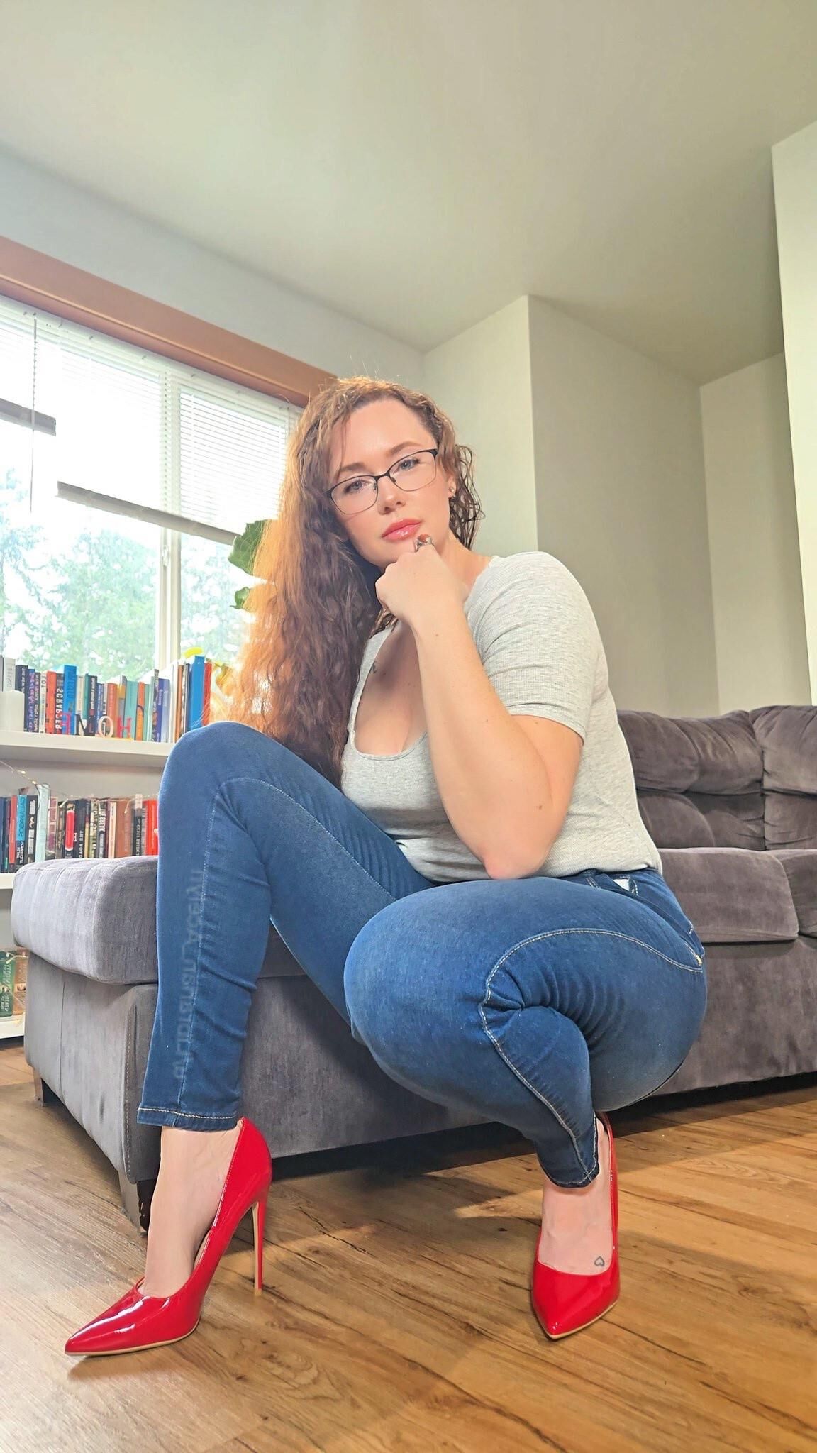 Aceliyn Bibliotecário Big Mords Sexy MILF com óculos mistas