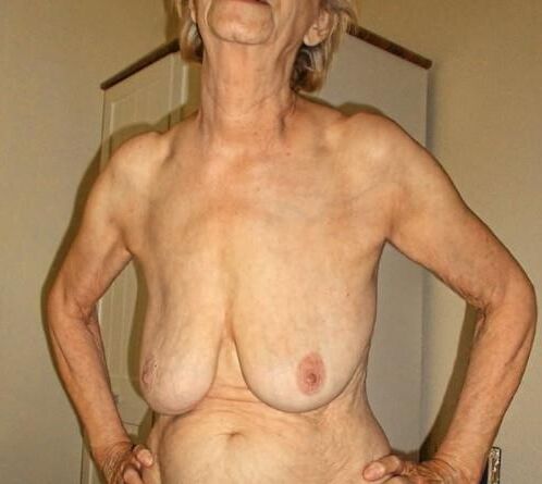 Les seins ont l'air incroyables lors de la pose