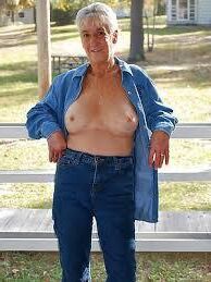 Moms matures seins nus en jean