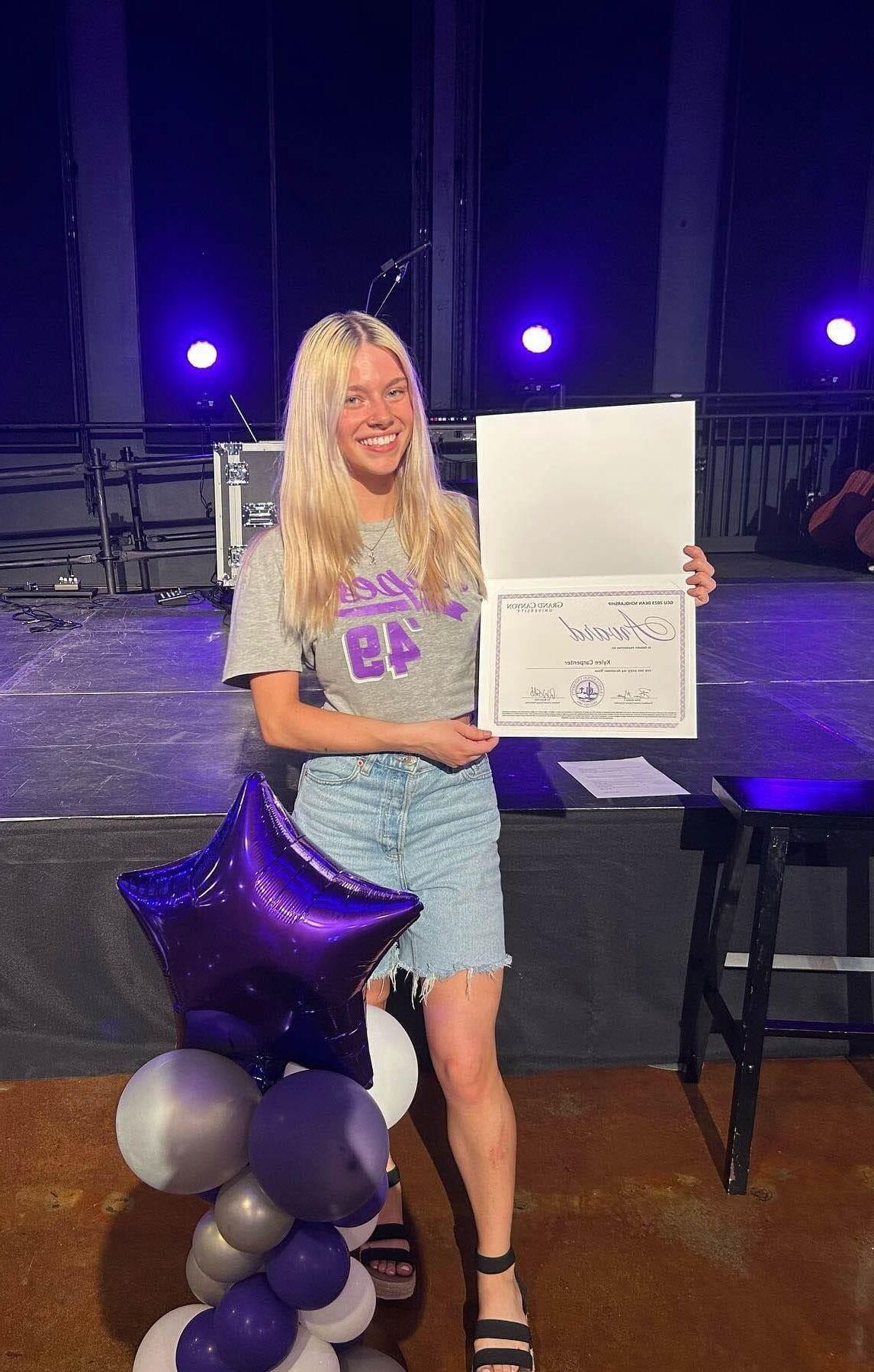 Jovem estudante Kylee expõe seus buracos.