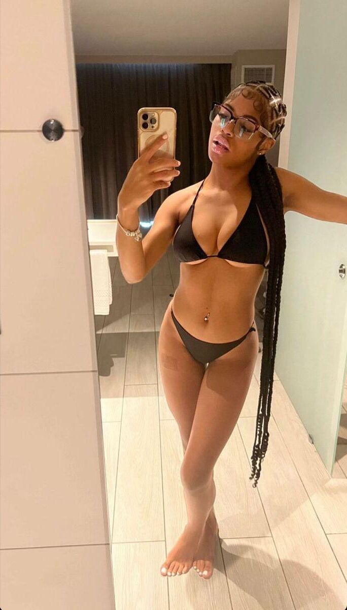 Schwarze Mädchen im Bikini