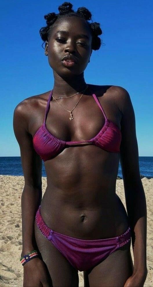 Schwarze Mädchen im Bikini