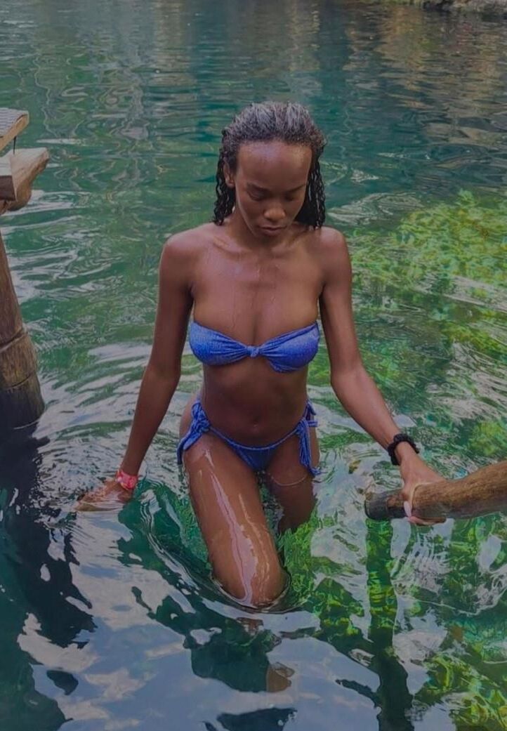 Schwarze Mädchen im Bikini