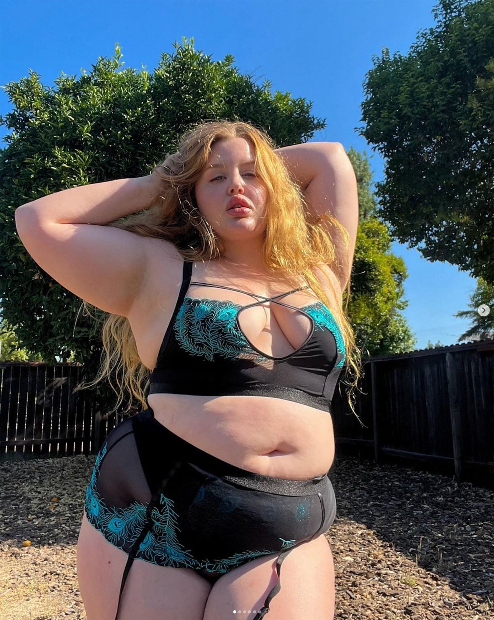 Aura Big Ass Big Boobs Rouge BBW Modèle mixte Hot Plans
