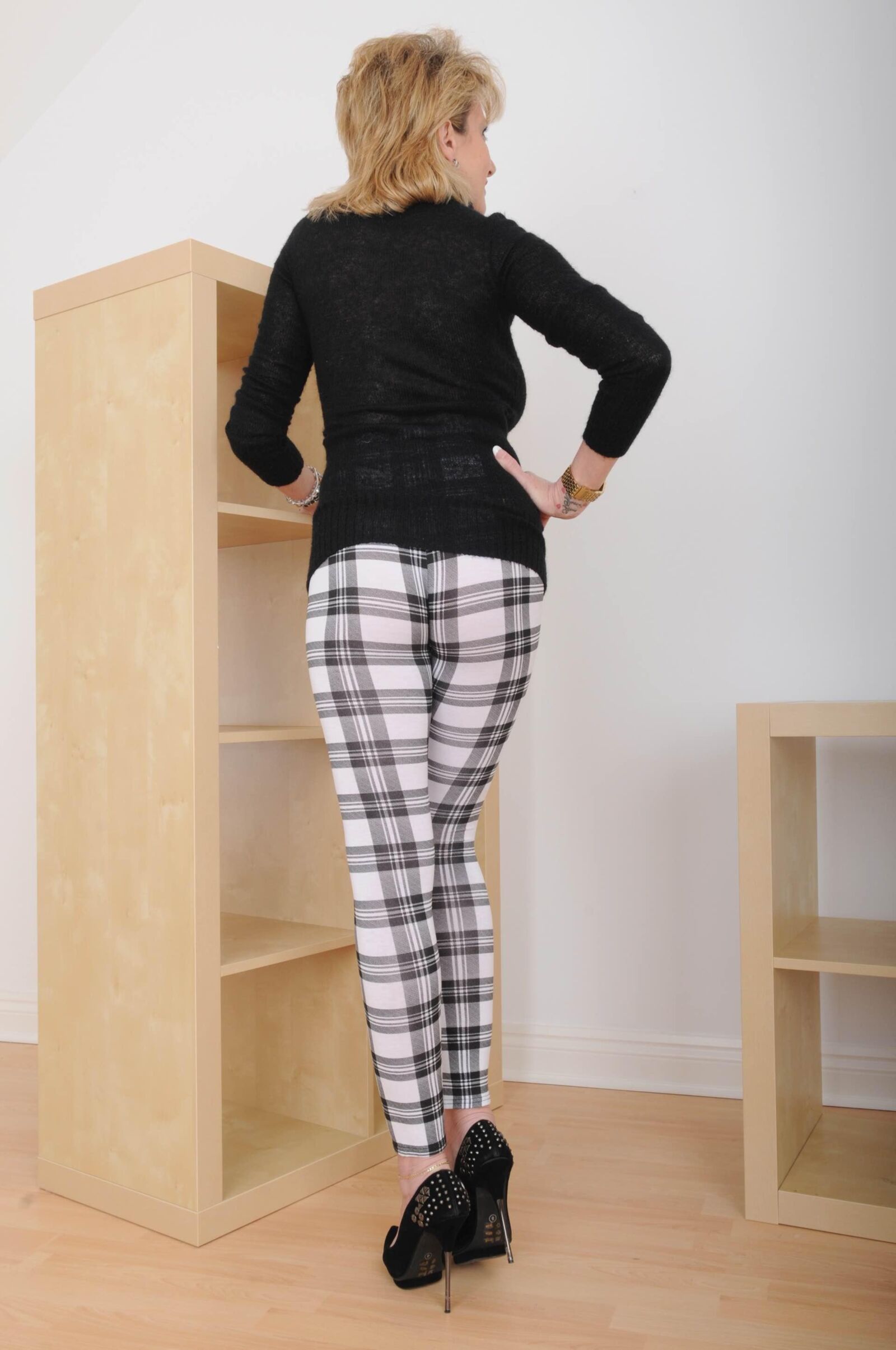 Gill Ellis Young (Lady Sonia) geht in Leggings einkaufen