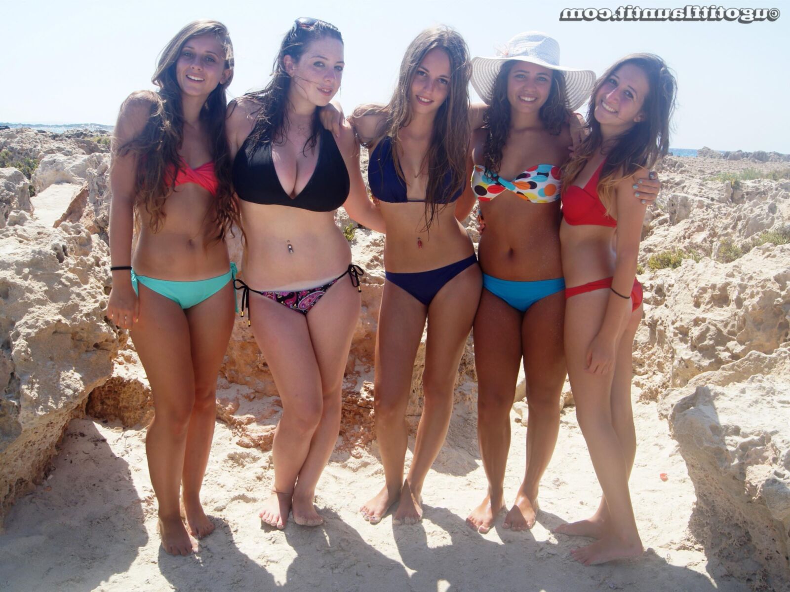 Bikini Girls in Groups: Quem é o seu favorito em cada sessão?