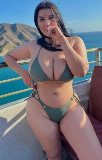 クローズアップとオリジナルを着たおっぱい