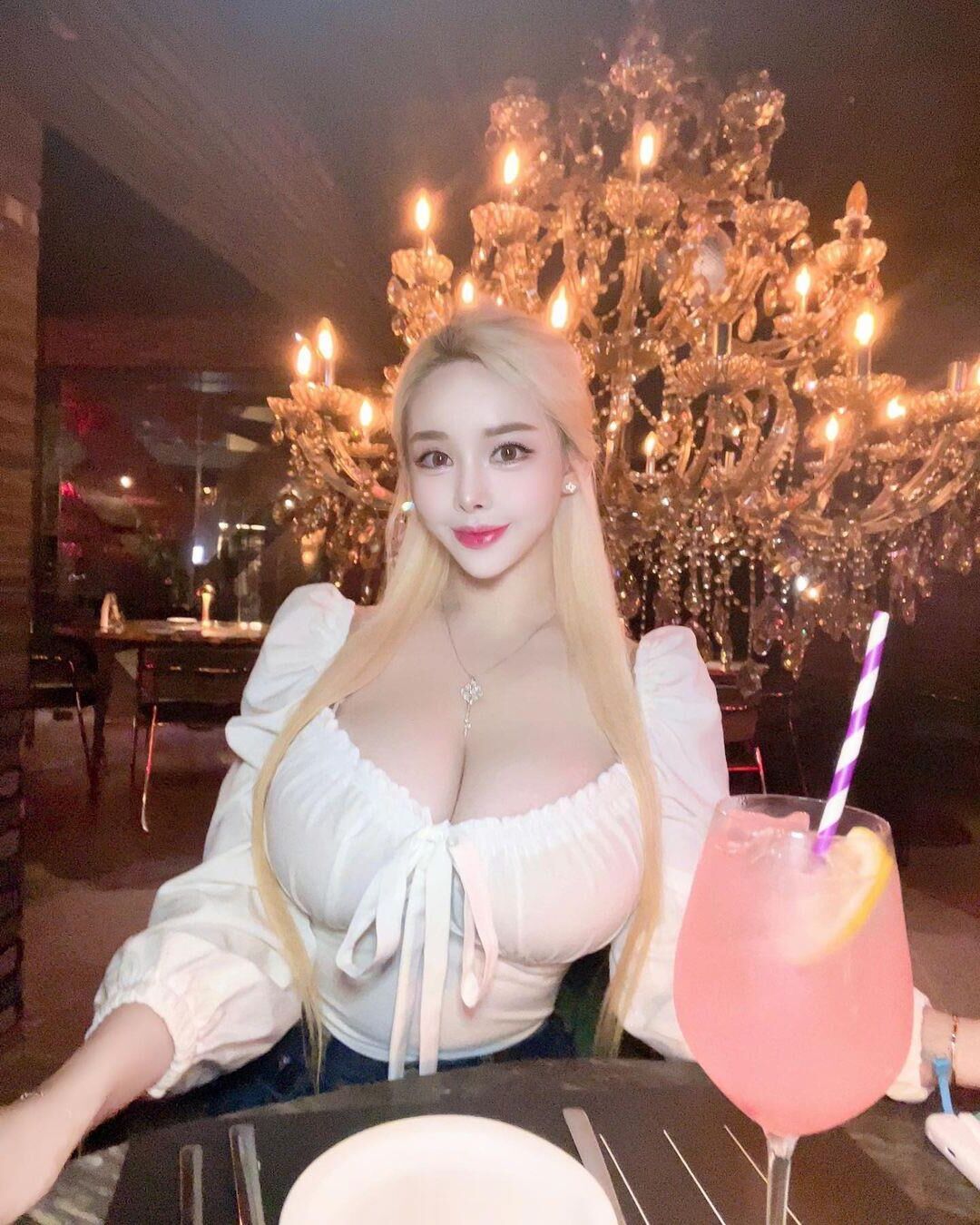 Big Tits Selfie Asian Prinzessin Bimbo und offene Schlampe